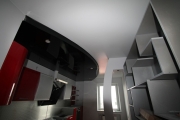 черно белый натяжной потолок на кухне